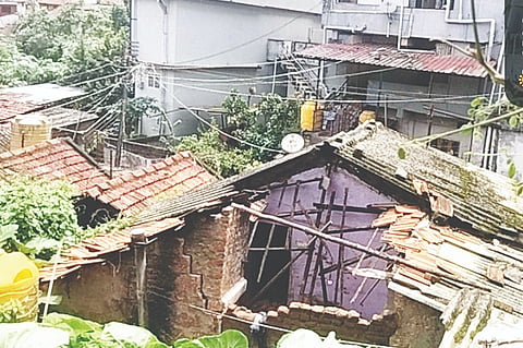  ಗಾಳಿ ಮಳೆಗೆ ಸುಂಟಿಕೊಪ್ಪ ಜನತಾ ಕಾಲನಿಯಲ್ಲಿ ಮನೆ ಗೋಡೆ ಕುಸಿದಿರುವುದು.