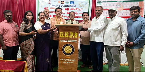 ತುರುವೇಕೆರೆ Health ಪಟ್ಟಣದ ರೋಟರಿ ಕ್ಲಬ್​ ವತಿಯಿಂದ ಬಿಗನೇನಹಳ್ಳಿ ಸರ್ಕಾರಿ ಶಾಲೆಗೆ ಪೋಡಿಯಂ ವಿತರಿಸಲಾಯಿತು.