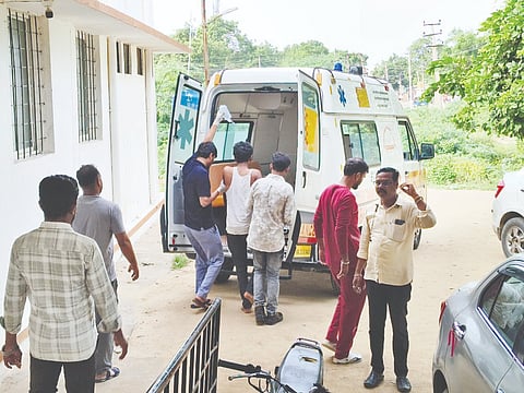 ಶಹಾಪುರ ತಾಲೂಕಿನ ಮುಡಬೂಳ ಗ್ರಾಮದ ಹೊಲಗಳಿಗೆ ಗುರುವಾರ ಬೆಳಗ್ಗೆ ಭೇಟಿ ನೀಡಿದ ಸಚಿವ ಡಾ.ಶರಣಪ್ರಕಾಶ ಪಾಟೀಲ್ ಬೆಳೆಗಳನ್ನು ಪರಿಶೀಲಿಸಿದರು. ಶಾಸಕ ಶರಣಬಸಪ್ಪ ದರ್ಶನಾಪುರ, ಡಿಸಿ ರಾಹುಲ್ ಪಾಂಡ್ವೆ ಇತರರಿದ್ದರು.