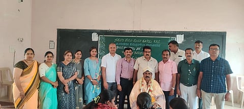 ಕೆ.ಆರ್.ಸಾಗರ ಸರ್ಕಾರಿ ಪದವಿ ಪೂರ್ವ ಕಾಲೇಜಿನ ಪ್ರಾಂಶುಪಾಲ ಲಿಂಗರಾಜು ಉಪನಿರ್ದೆಶಕರಾಗಿ ಪದೋನ್ನತ್ತಿ ಹೊಂದಿ ವರ್ಗಾವಣೆಗೊಂಡ ಹಿನ್ನೆಲೆಯಲ್ಲಿ ಕಾಲೇಜು ಸಭಾಂಗಣದಲ್ಲಿ ಆಯೋಜಿಸಿದ್ದ ಸಮಾರಂಭದಲ್ಲಿ ಸನ್ಮಾನಿಸಿ ಬೀಳ್ಕೊಡಲಾಯಿತು.