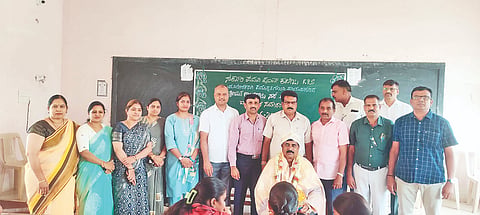 ಕೆ.ಆರ್.ಸಾಗರ ಸರ್ಕಾರಿ ಪದವಿ ಪೂರ್ವ ಕಾಲೇಜಿನ ಪ್ರಾಂಶುಪಾಲ ಲಿಂಗರಾಜು ಉಪನಿರ್ದೆಶಕರಾಗಿ ಪದೋನ್ನತ್ತಿ ಹೊಂದಿ ವರ್ಗಾವಣೆಗೊಂಡ ಹಿನ್ನೆಲೆಯಲ್ಲಿ ಕಾಲೇಜು ಸಭಾಂಗಣದಲ್ಲಿ ಆಯೋಜಿಸಿದ್ದ ಸಮಾರಂಭದಲ್ಲಿ ಸನ್ಮಾನಿಸಿ ಬೀಳ್ಕೊಡಲಾಯಿತು.