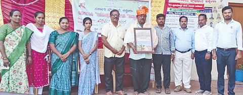 ಕಕ್ಕೇರಾ ಸರ್ಕಾರಿ ಪ್ರೌಢಶಾಲೆಯಲ್ಲಿ ಶುಕ್ರವಾರ ಏರ್ಪಡಿಸಿದ್ದ ವಿಶ್ವ ಪರಿಸರ ದಿನಾಚರಣೆಯಲ್ಲಿ ಅರಣ್ಯ ಇಲಾಖೆ ನಿವೃತ್ತ ನೌಕರ ಮಾನಪ್ಪ ಬೂದಗುಂಪಿ ಅವರನ್ನು ಸನ್ಮಾನಿಸಲಾಯಿತು. ಬಸಯ್ಯ ಸ್ವಾಮಿ, ದೇವಿಂದ್ರಪ್ಪ ಸಜ್ಜನ್​, ಮಹಾಂತಯ್ಯ ಸ್ವಾಮಿ, ಗಣೇಶ, ಸವಿತಾ, ರಾಜು, ಸುಭದ್ರಾ, ಮಹಾದೇವಿ, ಶೋಭಾ ಇತರರಿದ್ದರು.