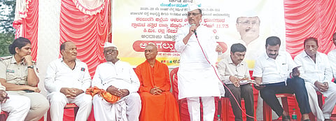 ಆಳಂದ ತಾಲೂಕಿನ ಭೂಸನೂರಿನಲ್ಲಿ ಹಮ್ಮಿಕೊಂಡಿದ್ದ ಕಾರ್ಯಕ್ರಮದಲ್ಲಿ ಶಾಸಕ ಬಿ.ಆರ್​.ಪಾಟೀಲ್​ ಮಾತನಾಡಿದರು. ಶ್ರೀ ಶಂಭು ಸೋಮನಾಥ ಶಿವಾಚಾರ್ಯ, ಮುತ್ತಣ್ಣ ಬಿಳಗಿ, ಹೊನ್ನೇಶ್​, ಅನಂತರಾಜ ಸಾಹು, ಸಿದ್ದರಾಮ ಪ್ಯಾಟಿ ಇತರರಿದ್ದರು.