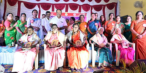 ಗುಂಡ್ಲುಪೇಟೆ ಪಟ್ಟಣದ ಡಾ.ಬಿ.ಆರ್.ಅಂಬೇಡ್ಕರ್ ಭವನದಲ್ಲಿ ಆಯೋಜಿಸಿದ್ದ ಮಹಿಳಾ ದಿನಾಚರಣೆ ಕಾರ್ಯಕ್ರಮದಲ್ಲಿ ಸಾಧಕರನ್ನು ಗಣೇಶ್ ಪ್ರಸಾದ್ ಸನ್ಮಾನಿಸಿದರು. ದೀಪಾಬುದ್ದೆ, ಶಿಶು ಅಭಿವೃದ್ದಿ ಅಧಿಕಾರಿ ಹೇಮಾವತಿ, ದಾಕ್ಷಾಯಿಣಮ್ಮ, ಉಮಾಪತಿ ಇದ್ದರು.
