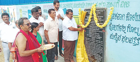ಚನ್ನರಾಯಪಟ್ಟಣದ ನಲ್ಲೂರು ಗ್ರಾಮದ ಬಳಿ ಇರುವ ಪುರಸಭೆಯ ಘನತ್ಯಾಜ್ಯ ನಿರ್ವಹಣಾ ಘಟಕದಲ್ಲಿ  ಪುರಸಭಾ ವ್ಯಾಪ್ತಿಯಲ್ಲಿ ಉತ್ಪತ್ತಿಯಾಗುವ ಒಣ ತ್ಯಾಜ್ಯ ನಿರ್ವಹಣೆಯನ್ನು ಬೇರ್ಪಡಿಸಿ ಸಮರ್ಪಕವಾಗಿ ವಿಲೇವಾರಿ ಮಾಡುವ ಯಂತ್ರೋಪಕರಣಗಳು ಸೇರಿದ  ವಿವಿಧ ಕಾಮಗಾರಿಗಳಿಗೆ ಶಾಸಕ ಸಿ.ಎನ್.ಬಾಲಕೃಷ್ಣ ಚಾಲನೆ ನೀಡಿದರು. ಆರ್.ಯತೀಶ್‌ಕುಮಾರ್, ಗಿರೀಶ್, ಕೋಟೆ ಮೋಹನ್, ಕವಿತಾ ರಾಜು, ಗಣೇಶ್, ಮೂರ್ತಿ ಇದ್ದರು.