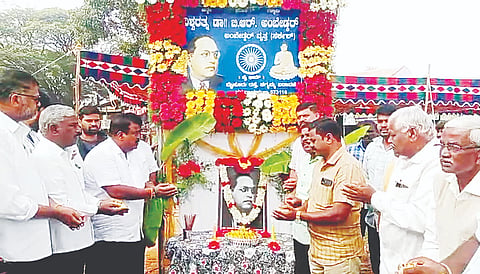 ಚನ್ನರಾಯಪಟ್ಟಣದ ಅಂಬೇಡ್ಕರ್ ವೃತ್ತದಲ್ಲಿ ಆಯೋಜಿಸಲಾಗಿದ್ದ ಡಾ.ಬಿ.ಆರ್.ಅಂಬೇಡ್ಕರ್ ಪರಿನಿರ್ವಾಣ ದಿನದಲ್ಲಿ ಶಾಸಕ ಸಿ.ಎನ್.ಬಾಲಕೃಷ್ಣ ಅಂಬೇಡ್ಕರ್ ಭಾವಚಿತ್ರಕ್ಕೆ ಪುಷ್ಪಾರ್ಚನೆ ಸಲ್ಲಿಸಿದರು. ಸಿ.ಜಿ. ಜಗದೀಶ್, ರವಿಕುಮಾರ್, ರಾಜುಕುಂದೂರು, ಬೆಳಗಿಹಳ್ಳಿ ಪುಟ್ಟಸ್ವಾಮಿ, ಕೆ.ಎನ್.ನಾಗೇಶ್, ಇತರರು ಇದ್ದರು.  