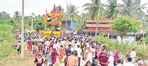 ಚನ್ನರಾಯಪಟ್ಟಣ ತಾಲೂಕಿನ  ಕಲ್ಲೇನಹಳ್ಳಿಯಲ್ಲಿ ಒಳನಾಡು ಶ್ರೀ ಅನ್ನಪೂಣೇಶ್ವರಿ ದೇವಿ ರಥವನ್ನು ಭಕ್ತರು ಎಳೆದರು.