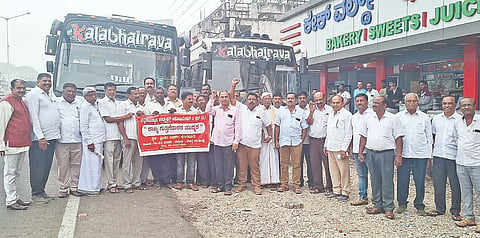 ಬೆಂಗಳೂರಿನ ಫ್ರೀಡಂಪಾರ್ಕ್‌ನಲ್ಲಿ ರಾಜ್ಯ ಗುತ್ತಿಗೆದಾರರು ಹಮ್ಮಿಕೊಂಡಿದ್ದ ಮುಷ್ಕರಕ್ಕೆ ಪಾಲ್ಗೊಳ್ಳಲು ಪಟ್ಟಣದಿಂದ ನೂರಾರು ಜನ ಗುತ್ತಿಗೆದಾರರು ಚನ್ನರಾಯಪಟ್ಟಣದಿಂದ ತೆರಳಿದರು.