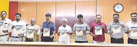 ಚನ್ನರಾಯಪಟ್ಟಣದಲ್ಲಿ ಐಕ್ಯತಾ ಸಮಾವೇಶದ ಭಿತ್ತಿ ಪತ್ರಗಳನ್ನು ಗಣ್ಯರು ಬಿಡುಗಡೆ ಮಾಡಿದರು. ಡಿ.ಶಿವಶಂಕರ, ಡಾ.ಎಸ್.ವಿಜಯಕುಮಾರ್, ಆರ್.ಮೋಹನ್, ಕೆಂಪ ಸಿದ್ದಯ್ಯ, ಜಲೇಂದ್ರ, ಸಂತೋಷ್‌ಕುಮಾರ್, ವೆಂಕಟೇಶ್ ಇತರರಿದ್ದರು. 