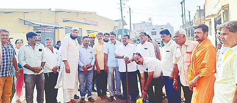ಚನ್ನರಾಯಪಟ್ಟಣದ ಹೌಸಿಂಗ್ ಬೋರ್ಡ್ ಬಳಿಯ ಕೈಗಾರಿಕಾ ಪ್ರದೇಶಕ್ಕೆ 19.5 ಲಕ್ಷ ರೂ.ವೆಚ್ಚದಲ್ಲಿ ಯುಜಿ ಕೇಬಲ್ ಅಳವಡಿಕೆ ಕಾರ್ಯಕ್ಕೆ ಶಾಸಕ ಸಿ.ಎನ್.ಬಾಲಕೃಷ್ಣ ಭೂಮಿಪೂಜೆ ನೆರವೇರಿಸಿದರು. ರತ್ನ, ಕೃಷ್ಣ, ಹರೀಶ್, ಅಭಿಷೇಕ್, ರಮೇಶ್, ಡಿ.ಸಿ.ನಾಗರಾಜು, ಪ್ರವೀಣ್, ಸ್ಟೀಪನ್, ಶಿವಕುಮಾರ್ ಐಕನಹಳ್ಳಿ, ಬರಗೂರು ಆನಂದ್, ಮೋಹನ್‌ಕುಮಾರ್ ಇತರರು ಇದ್ದರು.  