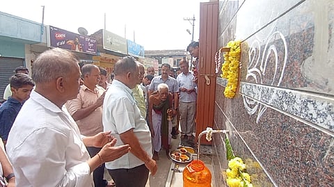 ಗುಂಡ್ಲುಪೇಟೆ ಪಟ್ಟಣದ ಶ್ರೀ ಚಾಮುಂಡೇಶ್ವರಿ ದೇವಾಲಯದ ಬಳಿ ಶುದ್ಧ ಕುಡಿಯುವ ನೀರಿನ ಘಟಕ ಆರಂಭಿಸಿ ಸಾರ್ವಜನಿಕರಿಗೆ ಉಚಿತ ವಿತರಿಸಲಾಯಿತು. 