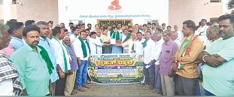 ಗುಡಿವಂಡೆ ಪೊಲೀಸ್​ ಠಾಣೆ ಆವರಣದಲ್ಲಿ ಆಯೋಜಿಸಿದ್ದ ಶಾಂತಿ ಸಭೆಯಲ್ಲಿ ಆರಕ್ಷಕ ವೃತ್ತ ನಿರೀಕ್ಷಕ ಮುನಿಕೃಷ್ಣ ಮಾತನಾಡಿದರು.