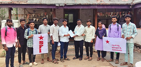 ಗಜೇಂದ್ರಗಡದಲ್ಲಿ ತಹಸೀಲ್ದಾರ್ ಕಚೇರಿಯ ಶಿರಸ್ತೇದಾರ್ ಶಿವಾಲಾಲ್ ನಾಯಕ ಅವರಿಗೆ ಎಸ್‌ಎಫ್‌ಐ ಸಂಘಟನೆಯಿಂದ ಮನವಿ ಸಲ್ಲಿಸಲಾಯಿತು. 