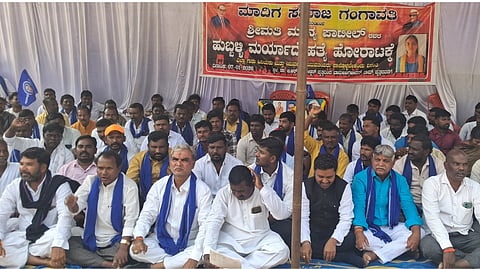 ಗಂಗಾವತಿ ಬಾಬು ಜಗಜೀವನರಾಂ ವೃತ್ತದಲ್ಲಿ ಮಾದಿಗ ಸಮಾಜದ ಮುಖಂಡರು ವಿವಿಧ ಬೇಡಿಕೆಗಳನ್ನು ಈಡೇರಿಸುವಂತೆ ಒತ್ತಾಯಿಸಿ ಪ್ರತಿಭಟನೆ ನಡೆಸಿದರು. ಸಮಾಜದ ಮುಖಂಡ ಹಾಗೂ ಬಿಎಸ್ಪಿ ಜಿಲ್ಲಾಧ್ಯಕ್ಷ ಹುಲಿಗೇಶ ದೇವರಮನಿ, ನಗರಸಭೆ ಮಾಜಿ ಸದಸ್ಯ ಸೋಮನಾಥ ಭಂಡಾರಿ, ಪ್ರಮುಖರಾದ ಶಿವಪ್ಪ ಮಾದಿಗ, ಮಲ್ಲಿಕಾರ್ಜುನ ಗಿಣಿಮೋತಿ, ರುದ್ರೇಶ ಹೊಸಳ್ಳಿ ಇತರರಿದ್ದರು.