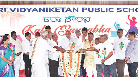 ಗಂಗಾವತಿ ತಾಲೂಕಿನ ಶ್ರೀರಾಮನಗರದ ಶ್ರೀ ವಿದ್ಯಾನಿಕೇತನ ಪಬ್ಲಿಕ್ ಸ್ಕೂಲ್‌ನಲ್ಲಿ ಶಾಲಾ ವಾರ್ಷಿಕೋತ್ಸವ ಕಲಾ ಸೌರಭ ಕಾರ್ಯಕ್ರಮವನ್ನು ಟಿಎಪಿಸಿಎಂಎಸ್ ನಿರ್ದೇಶಕ ಜೋಗದ ನಾರಾಯಣಪ್ಪ ನಾಯಕ ಉದ್ಘಾಟಿಸಿದರು. ಸಮೂಹ ಶಿಕ್ಷಣ ಸಂಸ್ಥೆ ಅಧ್ಯಕ್ಷ ನೆಕ್ಕಂಟಿ ಸೂರಿಬಾಬು, ಶ್ರೀರಾಮನಗರದ ಸಹಕಾರಿ ಬ್ಯಾಂಕ್ ಅಧ್ಯಕ್ಷ ಚಿಲುಕೂರಿ ವೆಂಕಟರಾಮಕಷ್ಣ, ಗ್ರಾಪಂ ಅಧ್ಯಕ್ಷ ಡಿ.ಶಾಂತಪ್ಪ ಇತರರಿದ್ದರು.