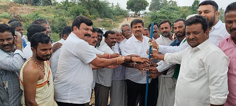 ಭೈರನತ್ತ  ಡಿ.ಎಂ.ಸಮುದ್ರ ಗ್ರಾಮಕ್ಕೆ ಸಂಪರ್ಕ ಕಲ್ಪಿಸುವ ಮಾರ್ಗಮಧ್ಯೆ ಸೇತುವೆ ನಿರ್ಮಾಣ ಕಾಮಗಾರಿಗೆ ಶಾಸಕ ಎಂ.ಆರ್. ಮಂಜುನಾಥ್ ಭೂಮಿಪೂಜೆ ನೆರವೇರಿಸಿದರು. ಸೋಮಶೇಖರ್, ನಾಗೇಂದ್ರಬಾಬು, ಕುಮಾರ್, ರಾಜು, ವಾಲೆ ಮಹದೇವ ಇತರರು ಇದ್ದರು.