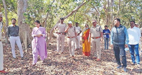 ಹನೂರು ಸಮೀಪದ ಶಾಗ್ಯ ಬಳಿಯ ಅರಣ್ಯ ಪ್ರದೇಶದ ಬಸವನಕಡ ಸ್ಥಳಕ್ಕೆ ಜಿಲ್ಲಾಧಿಕಾರಿ ಶ್ರೀರೂಪಾ ಅವರು ತೆರಳಿ ಭಕ್ತರ ಸುರಕ್ಷತೆ ಬಗ್ಗೆ ಪರಿಶೀಲಿಸಿದರು. ಮುತ್ತುರಾಜ್, ಭಾಸ್ಕರ್, ಕೆ.ಎನ್ ಚೈತ್ರಾ, ಆನಂದಮೂರ್ತಿ ಇತರಿದ್ದರು.