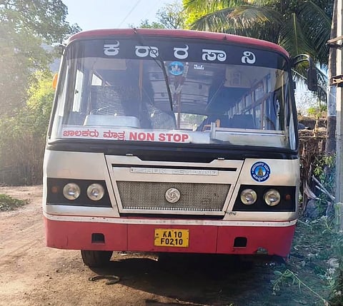 ಪೊನ್ನಾಚಿ ಗ್ರಾಮದಲ್ಲಿ ಮಂಗಳವಾರ ಕೆಟ್ಟು ನಿಂತ ಸಾರಿಗೆ ಬಸ್. 