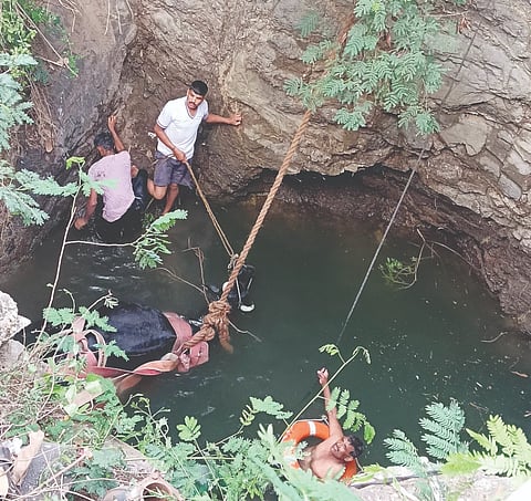 ಚಿಂಚಳ್ಳಿಯಲ್ಲಿ ಬಾವಿಗೆ ಬಿದ್ದಿದ್ದ ಹಸುವನ್ನು ಅಗ್ನಿಶಾಮಕ ಸಿಬ್ಬಂದಿ ಮೇಲೆತ್ತಿ ರಕ್ಷಿಸಿದರು.