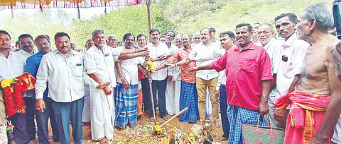 ಗೋಪಿನಾಥಂ ಗ್ರಾಮದಲ್ಲಿ ಪ್ರಾಥಮಿಕ ಆರೋಗ್ಯ ಕೇಂದ್ರದ ಕಟ್ಟಡ ನಿರ್ಮಾಣ ಕಾಮಗಾರಿಗೆ ಶಾಸಕ ಎಂ.ಆರ್ ಮಂಜುನಾಥ್ ಭೂಮಿಪೂಜೆ ನೆರವೇರಿಸಿದರು. ಮಹೇಂದ್ರ, ಸಿನ್ನಣ್ಣನ್, ಮಂಜೇಶ್, ಕುಪ್ಪುಸ್ವಾಮಿ ಇತರರಿದ್ದರು. 