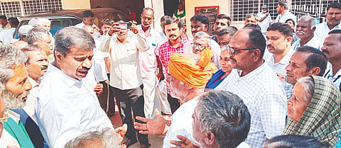ದೊಡ್ಡನಗದ್ದೆ ಗ್ರಾಮದಲ್ಲಿ ತಲೆದೂರಿರುವ ಕುಡಿಯುವ ನೀರಿನ ಸಮಸ್ಯೆಯನ್ನು ಬಗೆಹರಿಸುವಂತೆ ಗ್ರಾಮಸ್ಥರು ಶಾಸಕ ಎಂ.ಆರ್ ಮಂಜುನಾಥ್ ಅವರಲ್ಲಿ ಮನವಿ ಮಾಡಿದರು. ಮೈನಾ ಬಾಯಿ, ಪಾಪತ್ತಿಬಾಯಿ, ಮುತ್ತುನಾಯ್ಕ, ಐಯ್ಯನಾಯ್ಕ ಇತರರು ಇದ್ದರು.