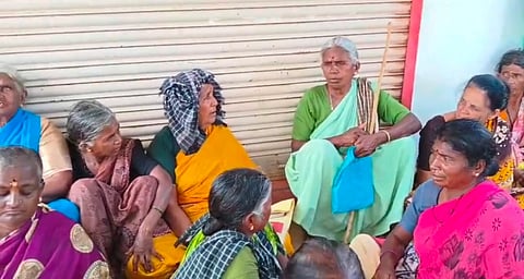 ಗುಳ್ಯ ಗ್ರಾಮದ ಅಂಚೆ ಕಚೇರಿ ಬಳಿ ಪಿಂಚಣಿ ಹಣ ಪಡೆಯಲು ಕಾದು ಕುಳಿತಿರುವ ಮಹಿಳೆಯರು. 