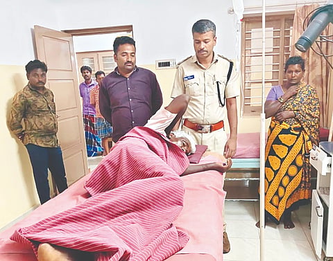 ದಿನ್ನಳ್ಳಿ ಬಳಿ ಕಾಡು ಹಂದಿ ದಾಳಿಯಿಂದ ಗಾಯಗೊಂಡ ರೈತನನ್ನು ಆರ್‌ಎಫ್‌ಒ ಮಾದೇಶ್ ಅವರು ಕಾಮಗೆರೆ ಖಾಸಗಿ ಆಸ್ಪತ್ರೆಗೆ ದಾಖಲಿಸಿದರು. 