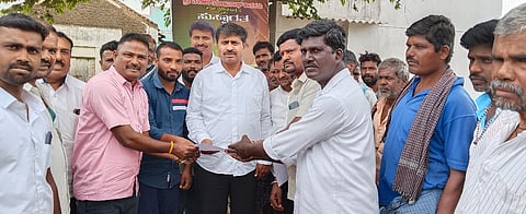 ಭೈರನತ್ತ ಗ್ರಾಮದಲ್ಲಿ ತಲೆದೋರಿರುವ ಸ್ಮಶಾನ ರಸ್ತೆ ಸಮಸ್ಯೆಯನ್ನು ಬಗೆಹರಿಸುವಂತೆ ಆದಿಜಾಂಭವ ಸಮುದಾಯ ಮುಖಂಡರು ಶಾಸಕ ಎಂ.ಆರ್.ಮಂಜುನಾಥ್ ಅವರಲ್ಲಿ ಮನವಿ ಸಲ್ಲಿಸಿದರು. ಮಾದೇಶ್ ಶಂಭುಲಿಂಗ, ನಿಂಗಪ್ಪ, ಚಿಕ್ಕಮಾದಯ್ಯ ಇತರರು ಇದ್ದರು.