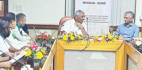 ರೈತರ ಸಮಸ್ಯೆಗಳನ್ನು ಬಗೆಹರಿಸುವಂತೆ ಶೈಲೇಂದ್ರ ಅವರ ನೇತೃತ್ವದಲ್ಲಿ ಹನೂರು ರೈತರ ತಂಡ ಸಚಿವರಾದ ಕೃಷ್ಣ ಭೈರೇಗೌಡ, ಕೆ. ವೆಂಕಟೇಶ್ ಅವರಿಗೆ ಮನವಿ ಸಲ್ಲಿಸಿತು. ರಾಜಶೇಖರ್, ಅರ್ಪುದರಾಜ್, ಲೂರ್ದುಸ್ವಾಮಿ, ಪೀಟರ್ ಇದ್ದರು.