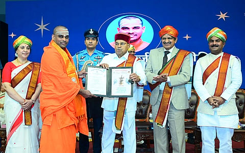ಬೆಂಗಳೂರಿನಲ್ಲಿ ಆಯೋಜಿಸಿದ್ದ ಸಂಸ್ಕೃತ ವಿಶ್ವವಿದ್ಯಾಲಯದ ಘಟಿಕೋತ್ಸವದಲ್ಲಿ ಡಾ.ಶ್ರೀ ಶಾಂತಮಲ್ಲಿಕಾರ್ಜುನ ಸ್ವಾಮೀಜಿ ಅವರಿಗೆ ರಾಜ್ಯಪಾಲ ಥಾವರ್ ಚಂದ್ ಗೇಹ್ಲೋಟ್ ಪಿಎಚ್.ಡಿ ಪದವಿ ಪ್ರದಾನ ಮಾಡಿದರು. ಡಾ.ಸಿ.ಎಸ್ ಮಂಜುನಾಥ್, ಆಹಲ್ಯ, ಗಿರೀಶ್ ಚಂದ್ರ ಇದ್ದರು.   