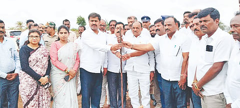 ಹನೂರು ಸಮೀಪದ ಹುಲುಸುಗುಡ್ಡೆಯಲ್ಲಿ ಕೆಎಸ್‌ಆರ್‌ಟಿಸಿ ಬಸ್ ಘಟಕ ನಿರ್ಮಾಣಕ್ಕೆ ಸಚಿವ ಸಿ.ಪುಟ್ಟರಂಗಶೆಟ್ಟಿ  ಭೂಮಿಪೂಜೆ ನೆರವೇರಿಸಿದರು. ಶಾಸಕ ಎಂ.ಆರ್.ಮಂಜುನಾಥ್, ಮಾಜಿ ಶಾಸಕ ಆರ್. ನರೇಂದ್ರ, ಶ್ರೀರೂಪಾ, ಮೋನಾರೋತ್ ಇತರರಿದ್ದರು. 