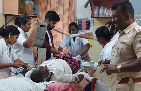 ಎಲ್ಲೇಮಾಳ ಗ್ರಾಮದ ಬಳಿ ಬೈಕ್ ಡಿಕ್ಕಿಯಿಂದ ಗಾಯಗೊಂಡ ವೆಂಕಯ್ಯ ಅವರನ್ನು ಪೊಲೀಸರು ಕಾಮಗೆರೆ ಖಾಸಗಿ ಆಸ್ಪತ್ರೆಗೆ ದಾಖಲಿಸಿದರು.