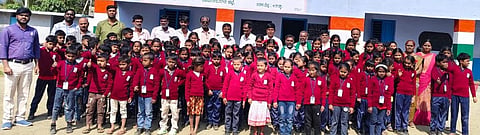 ಹುತ್ತೂರು ಸರ್ಕಾರಿ ಹಿರಿಯ ಪ್ರಾಥಮಿಕ ಶಾಲೆಯ ಮಕ್ಕಳಿಗೆ ಗೌರಿ ಬಿದನೂರು ನಾಗರಾಜು ಅಭಿಮಾನಿ ಬಳಗದ ವತಿಯಿಂದ ಸ್ವೆಟರ್ ವಿತರಿಸಲಾಯಿತು. ಕೃಷ್ಣಪ್ಪ, ಚಿಕ್ಕನಂಜಶೆಟ್ಟಿ, ಮಾದೇಶ್, ಚಂದ್ರಶೇಖರ್ ಇತರರಿದ್ದರು. 