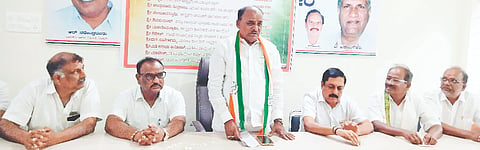 ಹನೂರು ಕಾಂಗ್ರೆಸ್ ಕಚೇರಿಯಲ್ಲಿ ಆಯೋಜಿಸಿದ್ದ ಕಾರ್ಯಕ್ರಮದಲ್ಲಿ ಸಚಿವ ಸಿ.ಪುಟ್ಟರಂಗಶೆಟ್ಟಿ ಮಾತನಾಡಿದರು. ಆರ್.ನರೇಂದ್ರ, ಈಶ್ವರ್, ನಂಜುಂಡಸ್ವಾಮಿ, ಶಿವಕುಮಾರ್ ಇತರರಿದ್ದರು.  