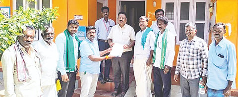 ಗ್ರಾಮ ಪಂಚಾಯಿತಿ ಮಟ್ಟದಲ್ಲಿ ಗೋ ಶಾಲೆ ತೆರೆಯುವಂತೆ ಬಿಜೆಪಿ ಮಂಡಲಾಧ್ಯಕ್ಷ ಕೆ.ಪಿ ವೃಷಭೇಂದ್ರಸ್ವಾಮಿ ಹನೂರಿನಲ್ಲಿ ಗ್ರೇಡ್ 2 ತಹಸೀಲ್ದಾರ್ ಪ್ರಕಾಶ್‌ಗೆ ಮನವಿ ಸಲ್ಲಿಸಿದರು. ಜಡೇಸ್ವಾಮಿ, ಮಹದೇವಸ್ವಾಮಿ, ಬಸವಣ್ಣ, ಷಣ್ಮುಗ ಇತರರಿದ್ದರು. 