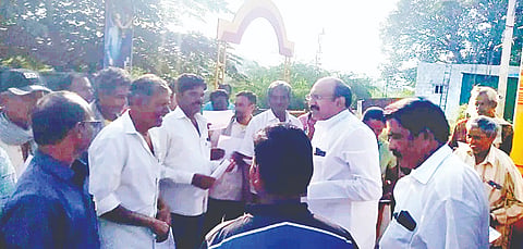ಮಂಗಲ ಗ್ರಾಮಕ್ಕೆ ಆಗಮಿಸಿದ ಡಾ.ಶಿವರಾತ್ರಿ ರಾಜೇಂದ್ರ ಶ್ರೀಗಳ ಜಯಂತಿ ಪ್ರಚಾರ ರಥದ ವೇಳೆ ಜನದನಿ ಬಿ.ವೆಂಕಟೇಶ್ ಅವರು ಕರಪತ್ರವನ್ನು ವಿತರಿಸಿದರು. ಶ್ರೀನಿವಾಸಮೂರ್ತಿ, ರಾಚಪ್ಪ, ವರಪ್ರಸಾದ್ ಇತರರು ಇದ್ದರು 