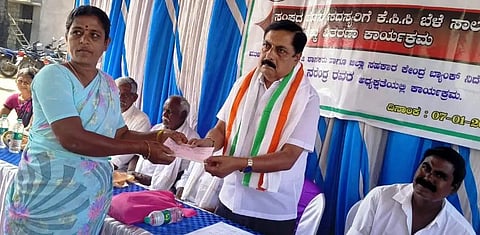  ಹೂಗ್ಯಂ ಪ್ರಾಥಮಿಕ ಕೃಷಿ ಪತ್ತಿನ ಸಹಕಾರ ಸಂಘದ ನೂತನ ಸದಸ್ಯರಿಗೆ ಎಂಸಿಡಿಸಿಸಿ ನಿರ್ದೇಶಕ ಆರ್.ನರೇಂದ್ರ ಕೆಸಿಸಿ ಬೆಳೆ ಸಾಲದ ಚೆಕ್ ವಿತರಿಸಿದರು. ಎಲ್ಲಪ್ಪನ್, ಮಾರಿಮುತ್ತು, ಮಾಧುರಾಜ್, ವಿನಯ್‌ಕುಮಾರ್ ಇತರರು ಇದ್ದರು. 