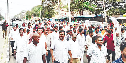 ಗುಂಡ್ಲುಪೇಟೆ ಪಟ್ಟಣದ ಪ್ರವಾಸಿಮಂದಿರದಲ್ಲಿ ನಡೆದ ಸುದ್ದಿಗೋಷ್ಠಿಯಲ್ಲಿ ಎಸ್.ರಘು ಮಾತನಾಡಿದರು. ರಾಜು, ಬಸವರಾಜು, ವಿಶ್ವ, ಜವರೇಗೌಡ ಇದ್ದರು.