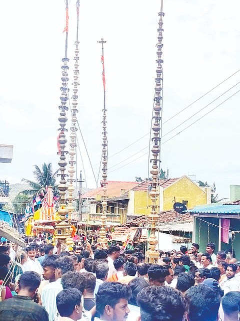ಗುಂಡ್ಲುಪೇಟೆ ತಾಲೂಕಿನ ದೇಶೀಪುರ ಗ್ರಾಮದಲ್ಲಿ ಕಸಕಲಪುರ ಮಾರಮ್ಮನವರ ಉತ್ಸವಮೂರ್ತಿಯನ್ನು ವಿಜೃಂಭಣೆಯಿಂದ ಮೆರವಣಿಗೆ ಮಾಡಲಾಯಿತು. ಗ್ರಾಮಸ್ಥರು ಹಾಗೂ ಅಕ್ಕಪಕ್ಕದ ಗ್ರಾಮಗಳ ಭಕ್ತರು ಇದ್ದರು.