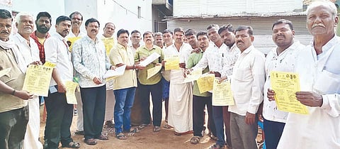 ಕಂಪ್ಲಿ ಕೊರಮ್ಮ ದೇವಿ ದೇವಸ್ಥಾನದ ಬಳಿ ಇ-ಖಾತಾ ಜಾಗೃತಿ ಕರಪತ್ರ ವಿತರಣೆ ಕಾರ್ಯಕ್ರಮ ನಡೆಯಿತು.  