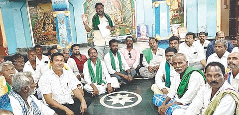 ಕಂಪ್ಲಿಯಲ್ಲಿ ನೀರಿಗಾಗಿ ನಡೆದ ರೈತರ ಸಭೆಯಲ್ಲಿ ರೈತ ಸಂಘದ ಕಾರ್ಯಾಧ್ಯಕ್ಷ ಬಿ.ವಿ.ಗೌಡ ಮಾತನಾಡಿದರು. ಪ್ರಮುಖರಾದ ವಿ.ವೀರೇಶ್, ಕೊಟ್ಟೂರು ರಮೇಶ, ಎನ್.ತಿಮ್ಮಪ್ಪನಾಯಕ, ಇಟಗಿ ಶರಣಗೌಡ, ಗುತ್ತಿಗೆನೂರು ಶಿವಜಾತ ಇತರರಿದ್ದರು.