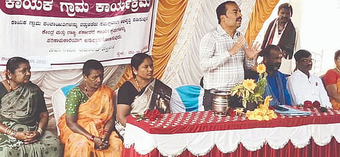 ನಂ.10 ಮುದ್ದಾಪುರ ಗ್ರಾಮದಲ್ಲಿ ಆಯೋಜಿಸಿದ್ದ ಕಾಯಕ ಗ್ರಾಮ ಕಾರ್ಯಕ್ರಮದಲ್ಲಿ ತಾಪಂ ಎಡಿ ಕೆ.ಎಸ್.ಮಲ್ಲನಗೌಡ ಮಾತನಾಡಿದರು.