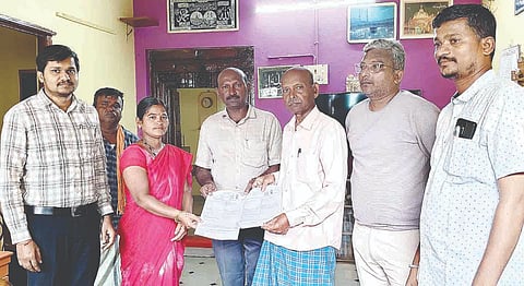 ಕಂಪ್ಲಿಯಲ್ಲಿ ಮತದಾರರ ಮನೆಗೆ ಭೇಟಿ ನೀಡಿ ಎನ್ಯುಮರೇಷನ್ ಅರ್ಜಿ ವಿತರಿಸಲಾಯಿತು.