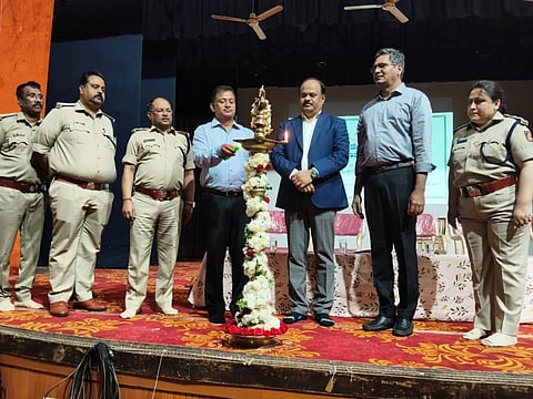 ಚಿತ್ರ ೦೭ ಕೆ.ಎಲ್.ಆರ್. ೦೧ : ಚನ್ನಯ್ಯ ರಂಗಮAದಿರದಲ್ಲಿ ನಡೆದ ಅಬಕಾರಿ ಸನ್ನದುಗಳ ಇ-ಹರಾಜು ಪ್ರಕ್ರಿಯೆ ಕುರಿತು ಸಾರ್ವಜನಿಕರಿಗೆ ಏರ್ಪಡಿಸಲಾಗಿದ್ದ ತರಬೇತಿ ಕಾರ್ಯಕ್ರಮವನ್ನು ಉದ್ಘಾಟಿಸಿದ ಜಿಲ್ಲಾಧಿಕಾರಿ ಎಂ.ಆರ್.ರವಿ, ಅಬಕಾರಿ ಹೆಚ್ಚುವರಿ ಆಯುಕ್ತರಾದ ಬಸವರಾಜ್ ಆರ್.ಸೋಮಣ್ಣನವರ್ ಮುಂತಾದವರು ಇದ್ದರು. 