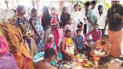 ಕನಕಗಿರಿಯ ಅಯ್ಯಪ್ಪಸ್ವಾಮಿ ದೇವಸ್ಥಾನದಲ್ಲಿ ಬುಧವಾರ ಮಾಲಾಧಾರಿಗಳಿಗೆ ಇರುಮುಡಿ ಕಟ್ಟಲಾಯಿತು. ಗುರುಸ್ವಾಮಿಗಳಾದ ಅನಿಲ ಬಿಜ್ಜಳ, ಶಿವಕುಮಾರ, ದಾಸ ಸ್ವಾಮಿ ಇತರರಿದ್ದರು.