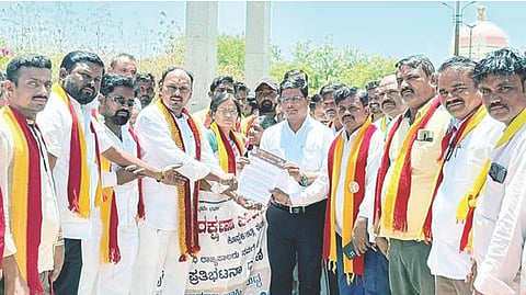 ಕನಕಗಿರಿಯ ಕರವೇ ತಾಲೂಕು ಘಟಕದಿಂದ ಕೊಪ್ಪಳದ ಜಿಲ್ಲಾಡಳಿತ ಭವನದ ಮುಂದೆ ನಗರಾಭಿವೃದ್ಧಿ ಕೋಶದ ಯೋಜನಾಧಿಕಾರಿ ಮಂಜುನಾಥ ಗುಂಡೂರುಗೆ ಮನವಿ ಸಲ್ಲಿಸಲಾಯಿತು. ಜಿಲ್ಲಾಧ್ಯಕ್ಷ ಬಿ.ಗಿರೀಶಾನಂದ, ಯುವ ಘಟಕದ ಅಧ್ಯಕ್ಷ ಹನಮಂತ ಬೆಸ್ತರ್, ಉಪಾಧ್ಯಕ್ಷ ಶಿವನಗೌಡ ಪಾಟೀಲ್, ಪ್ರಧಾನ ಕಾರ್ಯದರ್ಶಿ ನಿಂಗಪ್ಪ ಮಾಗಿನ ಇತರರಿದ್ದರು.