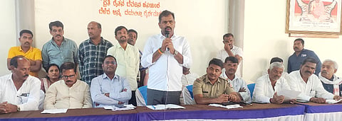 ಕೆ.ಆರ್.ನಗರ ತಾಲೂಕಿನ ಕಪ್ಪಡಿ ಕ್ಷೇತ್ರದಲ್ಲಿ ನಡೆಯುವ ಕಪ್ಪಡಿ ಜಾತ್ರೆಯ ಪೂರ್ವಭಾವಿ ಸಭೆಯಲ್ಲಿ ಶಾಸಕ.ಡಿ.ರವಿಶಂಕರ್ ಮಾತನಾಡಿದರು.ಉಗ್ರನರಸಿಂಹೇಗೌಡ, ಜಿ.ಸುರೇಂದ್ರಮೂರ್ತಿ, ಎಸ್.ಶಿವಪ್ರಕಾಶ್, ಕಾಂತರಾಜ್, ನಾಗೇಶ್, ವೆಂಕಟರಾಮು, ವಿ.ಪಿ.ಕುಲದೀಪ್ ಇನ್ನಿತರರು ಇದ್ದರು.