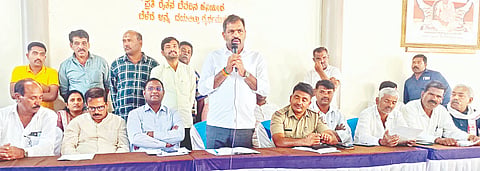 ಕೆ.ಆರ್.ನಗರ ತಾಲೂಕಿನ ಕಪ್ಪಡಿ ಕ್ಷೇತ್ರದಲ್ಲಿ ನಡೆಯುವ ಕಪ್ಪಡಿ ಜಾತ್ರೆಯ ಪೂರ್ವಭಾವಿ ಸಭೆಯಲ್ಲಿ ಶಾಸಕ.ಡಿ.ರವಿಶಂಕರ್ ಮಾತನಾಡಿದರು.ಉಗ್ರನರಸಿಂಹೇಗೌಡ, ಜಿ.ಸುರೇಂದ್ರಮೂರ್ತಿ, ಎಸ್.ಶಿವಪ್ರಕಾಶ್, ಕಾಂತರಾಜ್, ನಾಗೇಶ್, ವೆಂಕಟರಾಮು, ವಿ.ಪಿ.ಕುಲದೀಪ್ ಇನ್ನಿತರರು ಇದ್ದರು.