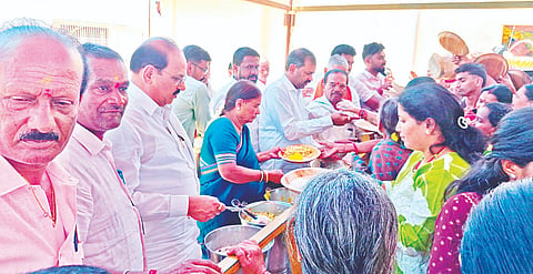 ಕೆ.ಆರ್.ನಗರದ ಶ್ರೀರಾಮ ಬಡಾವಣೆಯಲ್ಲಿ ಶ್ರೀ ಮಾರಿಕಾಂಬ ದೇವಾಲಯದ 46ನೇ ವರ್ಷದ ವಾರ್ಷಿಕ ಪೂಜಾ ಮಹೋತ್ಸವದಲ್ಲಿ ಶಾಸಕ ಡಿ.ರವಿಶಂಕರ್, ಎಂಸಿಡಿಸಿಸಿ ಬ್ಯಾಂಕ್ ಅಧ್ಯಕ್ಷ ದೊಡ್ಡಸ್ವಾಮೇಗೌಡ, ಶಾಂತಮ್ಮ ವಿಶ್ವನಾಥ್ ಪ್ರಸಾದ ವಿತರಣೆ ಮಾಡಿದರು.