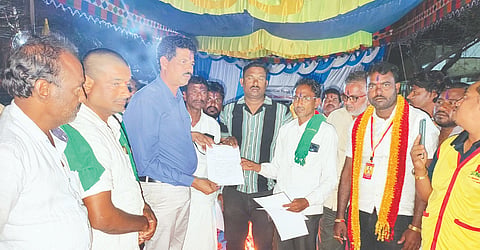 ಲಿಂಗಸುಗೂರು ಕೃಷಿ ಕಚೇರಿ ಆವರಣದಲ್ಲಿ ಶನಿವಾರ ನಿರಶನ ಹಿಂಪಡೆದ ಹೋರಾಟಗಾರರು ಕೃಷಿ ಇಲಾಖೆ ಜಂಟಿ ನಿರ್ದೇಶಕ ಪ್ರಕಾಶ ಚವ್ಹಾಣ್‌ಗೆ ಮನವಿ ಸಲ್ಲಿಸಿದರು.